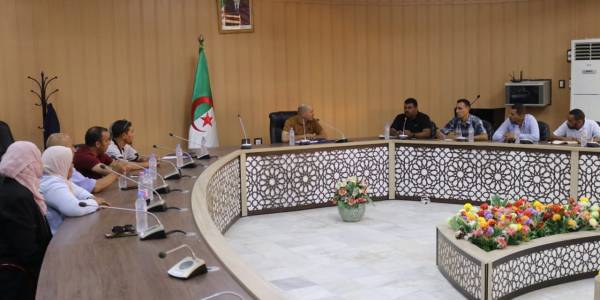 مدير جامعة بسكرة يعقد لقاء تشاوري مع لجنة الخدمات الاجتماعية