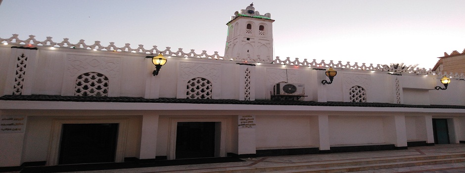 " La mosquée de Sahabi Okba Ibn Nafaa Al-Fihri (ancienne mosquée) est située dans 
            la municipalité de Sidi Okba, dans la région orientale de la wilaya de Biskra. Elle a été construite en 686 et fait partie des plus anciennes mosquées du Maghreb...  "