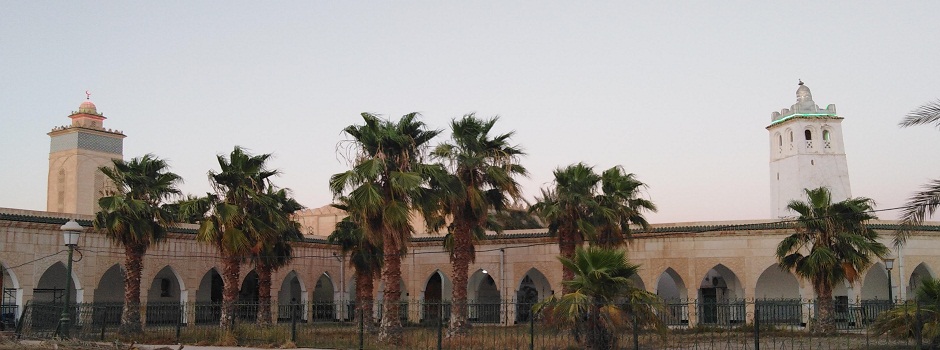 "   Une vue magnifique rassemble l'ancienne et la nouvelle mosquée de Sahabi Okba Ibn Nafaa al-fihri ...  "