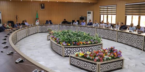 لقاء تشاوري بين إدارة جامعة بسكرة والفرع النقابي للاتحادية الوطنية لأساتذة التعليم العالي والبحث العلمي (UGTA)