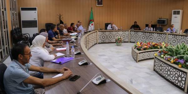 جامعة بسكرة تعقد لقاء تشاوري مع الفرع النقابي لعمال البيداغوجيا لتعزيز الحوار والشراكة الاجتماعية