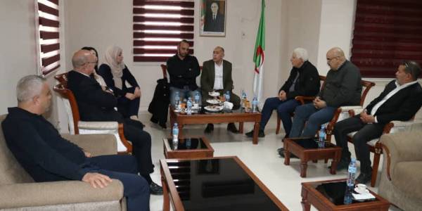 تكريم مدير جامعة بسكرة على هامش الملتقى لوطني لتطوير الرياضة الجامعية